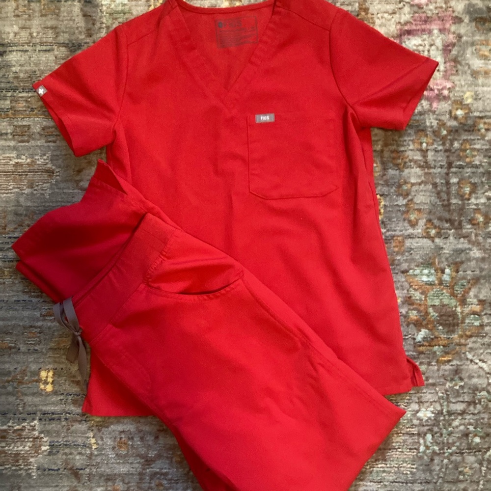 Bright red Figs scrub set